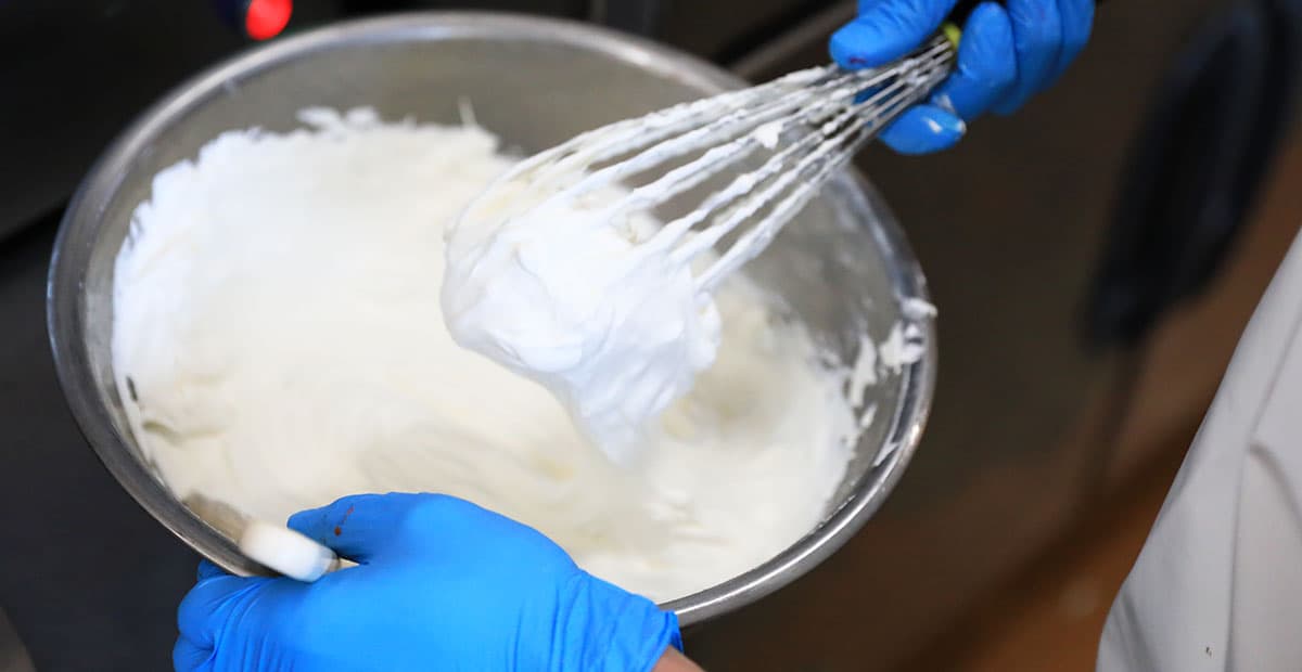北海道産の牛乳から生成する生クリーム